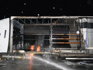 Provoz na dálnici D5 ochromil v noci na sedm hodin požár kamionu, který měl v nádržích zkapalněný plyn