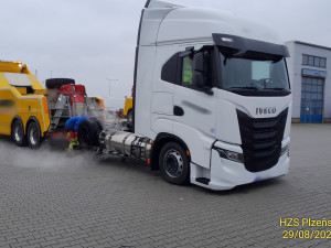 Provoz na dálnici D5 ochromil v noci na sedm hodin požár kamionu, který měl v nádržích zkapalněný plyn