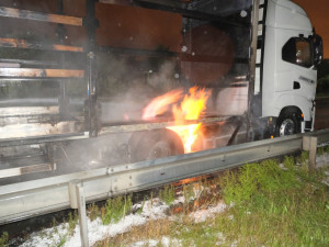 Provoz na dálnici D5 ochromil v noci na sedm hodin požár kamionu, který měl v nádržích zkapalněný plyn