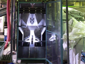 Pohled do vysokonapěťové komory průmyslového prototypu separátoru