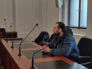 Tomáš Čermák u Krajského soudu v Plzni Tomáš Čermák se vyhýbá nástupu do vězení, pátrá po něm policie