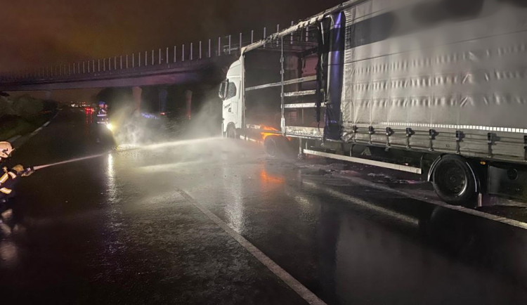 Provoz na dálnici D5 ochromil v noci na sedm hodin požár kamionu, který měl v nádržích zkapalněný plyn