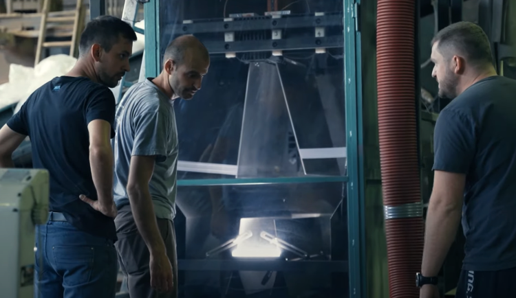 Tým vědců při testování separátoru