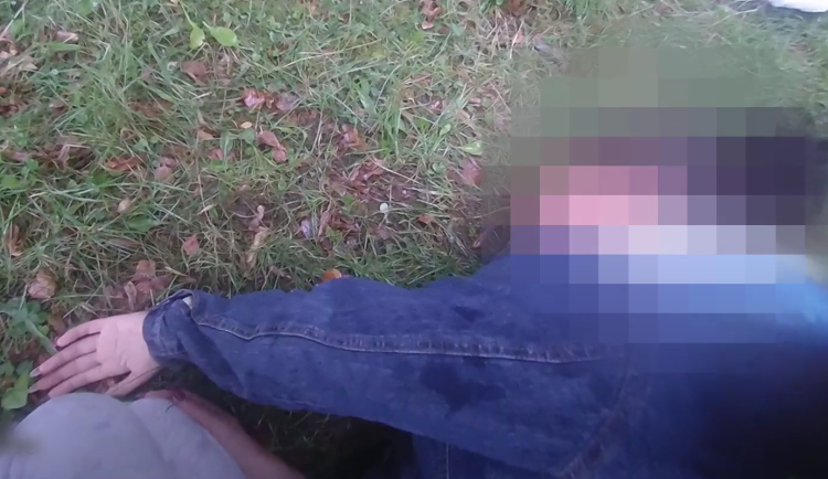 VIDEO: Žena zkolabovala na ulici a přestala dýchat, život jí zachránili poblíž hlídkující strážníci