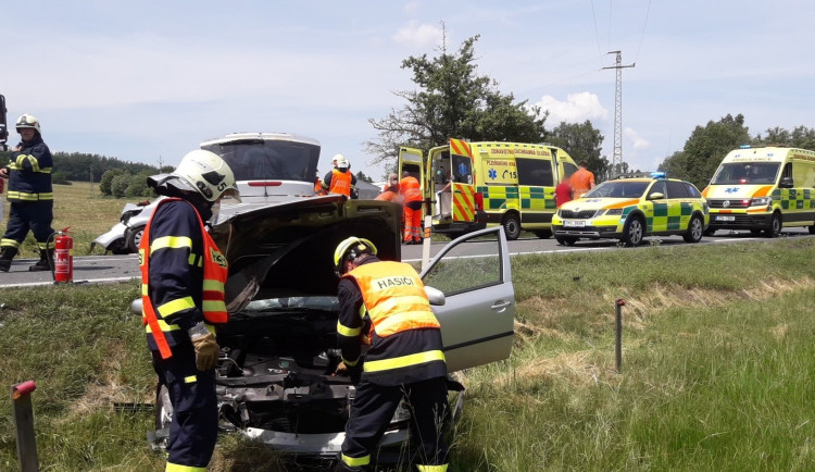 Pět osob se zranilo při střetu dvou osobních automobilů. Viník nehody nedal přednost v jízdě při odbočování