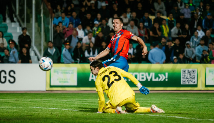 Zákrok ruského brankáře Ivana Konovalova v zápase proti FC Viktorii Plzeň, foto: FCVP / Jan Kubíček