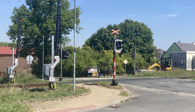 Nebezpečný přejezd, kde umírali lidé, konečně dostal závory. Obec o ně usilovala deset let