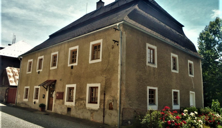 V Železné Rudě se bojuje o historickou faru sloužící jako levné ubytování. Lidé nechtějí, aby ji církev prodala developerům