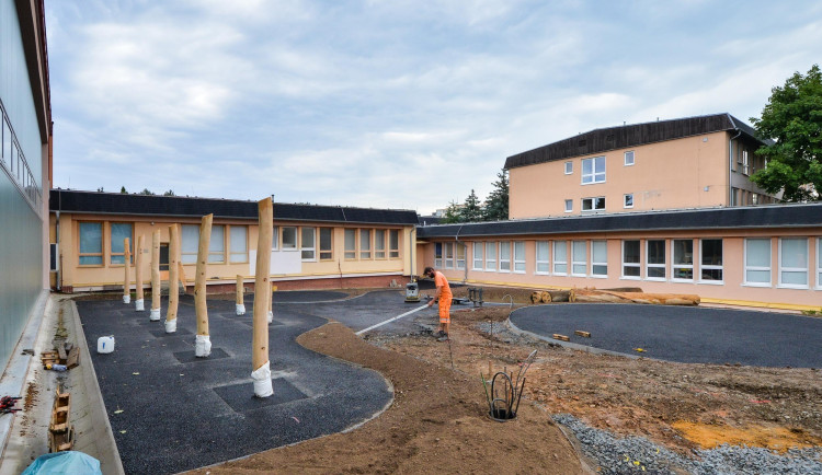 Letní prázdniny využilo město Plzeň k zahájení oprav a na přístavby svých škol za desítky milionů korun