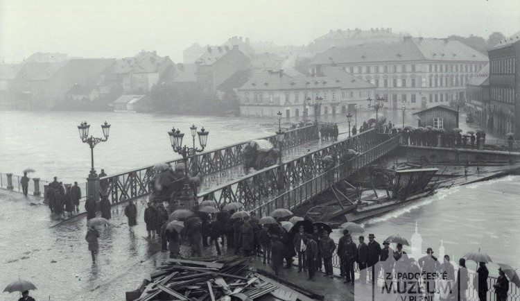 Velká povodeň v Plzni roku 1890 - pohled od Železného mostu, foto: ZČM