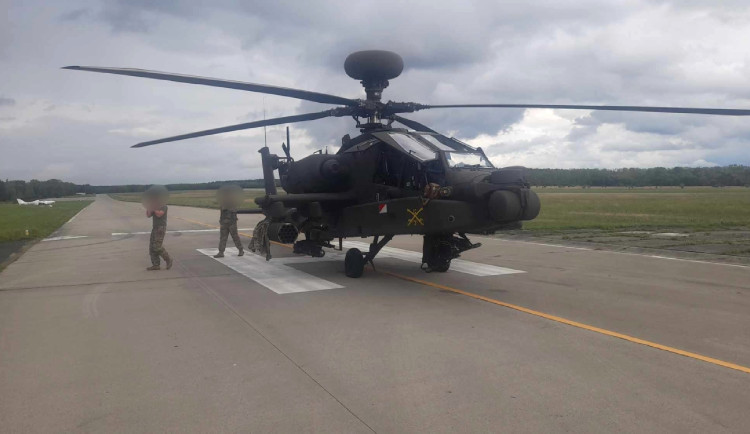 Legendární americký vrtulník Apache musel nouzově přistát v Líních, dříve tam našly zázemí i dopravní Chinooky