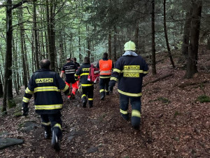 Muž zkolaboval v nepřístupném terénu v lese pod rozhlednou, záchranáři se za ním spustili z vrtulníku