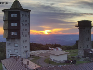 Muž zkolaboval v nepřístupném terénu v lese pod rozhlednou, záchranáři se za ním spustili z vrtulníku