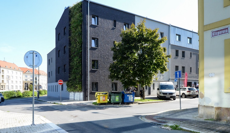 Centrum služeb pro bezdomovce za 120 milionů už pomáhá potřebným, podle odhadů žije v Plzni 400 lidí bez domova