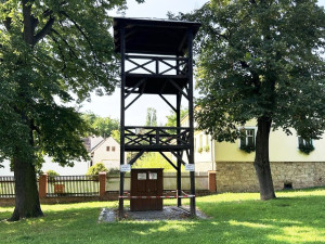 Stoletá dřevěná věž na návsi v Bolevci musela k zemi, památkově chráněný objekt napadli škůdci