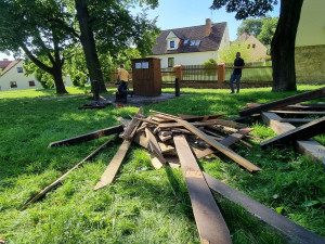 Stoletá památkově chráněná dřevěná věž na návsi v Bolevci musela k zemi, napadli ji škůdci