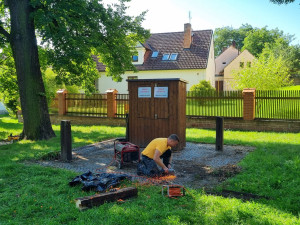 Stoletá památkově chráněná dřevěná věž na návsi v Bolevci musela k zemi, napadli ji škůdci