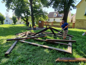 Stoletá památkově chráněná dřevěná věž na návsi v Bolevci musela k zemi, napadli ji škůdci