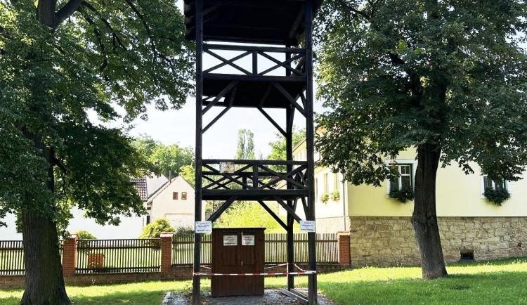 Stoletá památkově chráněná dřevěná věž na návsi v Bolevci musela k zemi, napadli ji škůdci