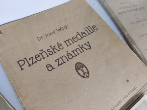 Muzeum představuje své poklady, podívejte se na unikátní mince, medaile nebo psí známky z roku 1876