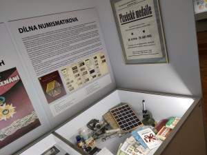 Muzeum představuje své poklady, podívejte se na unikátní mince, medaile nebo psí známky z roku 1876