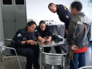 Muž se před cizineckou policií schovával ve skříni, odhalil ho spolubydlící, který tam lovil doklady