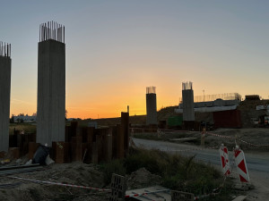 Nově budovaný pilíř bude součástí jednoho z devíti mostů budovaných na trase obchvatu