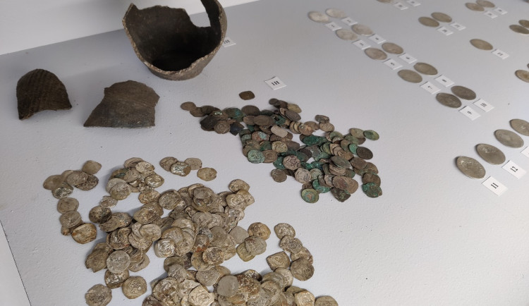 Muzeum představuje veřejnosti své poklady, podívejte se na unikátní mince, medaile nebo psí známky z roku 1876