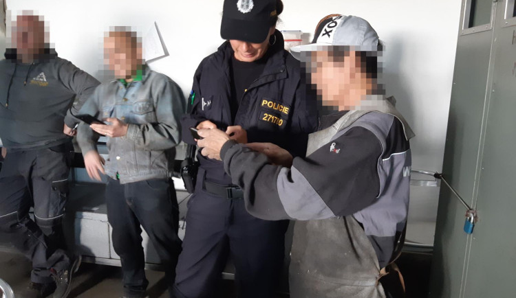 Muž se před cizineckou policií schovával ve skříni, odhalil ho spolubydlící, který tam lovil doklady