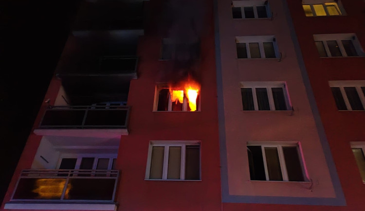 Plameny šlehaly z okna panelového domu, budovu muselo opustit 22 lidí včetně dětí