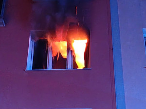 Plameny šlehaly z okna panelového domu, domovy muselo upustit 22 lidí včetně dětí