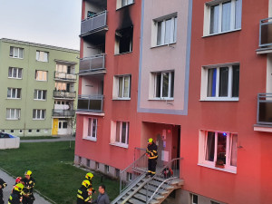 Plameny šlehaly z okna panelového domu, domovy muselo upustit 22 lidí včetně dětí