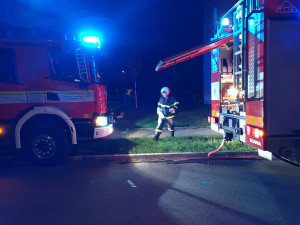 Plameny šlehaly z okna panelového domu, domovy muselo upustit 22 lidí včetně dětí