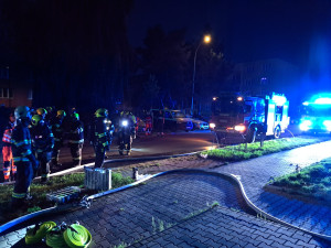Plameny šlehaly z okna panelového domu, domovy muselo upustit 22 lidí včetně dětí