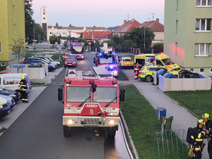 Plameny šlehaly z okna panelového domu, domovy muselo upustit 22 lidí včetně dětí