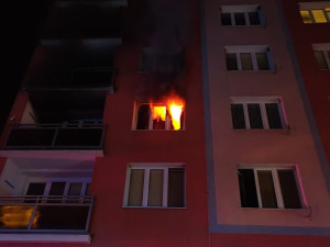 Plameny šlehaly z okna panelového domu, budovu muselo opustit 22 lidí včetně dětí