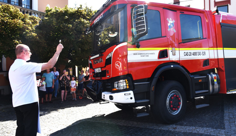 FOTO: Českodubští hasiči mají novou cisternu. Autu požehnal farář