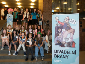 Školáci prošli Divadelní bránou, interaktivní projekt chce k divadlu nalákat mladé lidi