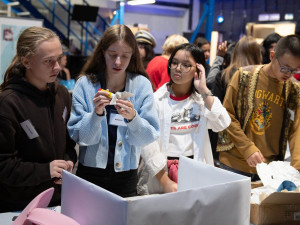 Školáci prošli Divadelní bránou, interaktivní projekt chce k divadlu nalákat mladé lidi