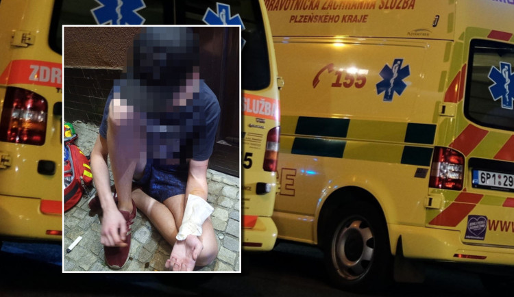 Opilý muž s psychickými problémy se u tramvajové zastávky řezal do předloktí