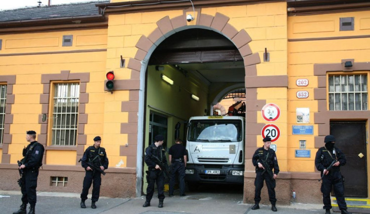 Věznice Plzeň na Borech patří mezi nejtvrdší vězení světa. Britští tvůrci populární série tam natáčeli nový díl