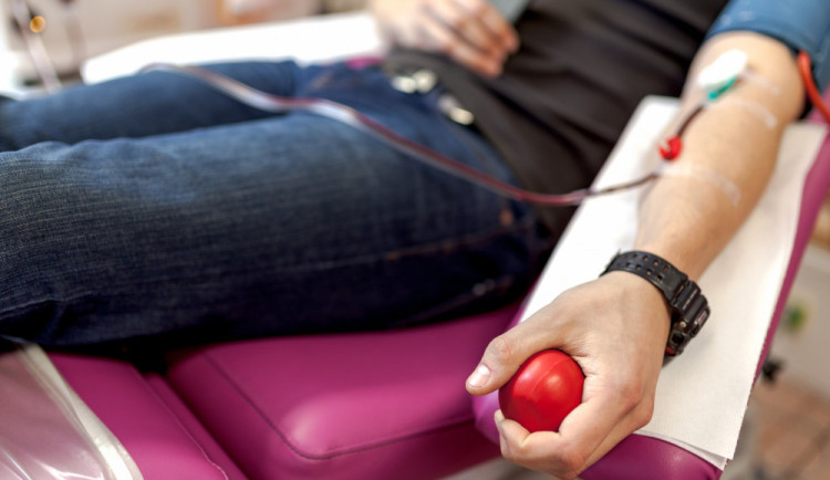 Pravidelných dárců krve ubývá, transfuzi přitom během života potřebuje každý třetí člověk