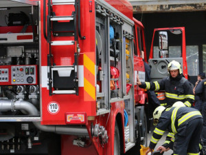 Deset lidí muselo opustit budovu kvůli úniku plynu, hasiči rozebrali dlažbu před domem, aby se dostali k potrubí