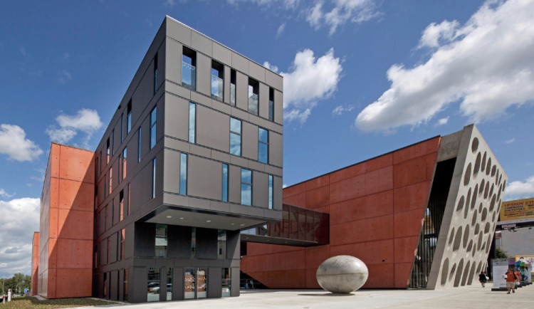 Hercům z Polska během představení vykradli šatnu, zahajovací představení mezinárodního festivalu nedohráli