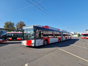 Obří tříčlánkový trolejbus z Plzně má téměř 25 metrů, brzy bude vozit cestující v Praze na letiště