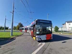 Obří tříčlánkový trolejbus z Plzně má téměř 25 metrů, brzy bude vozit cestující v Praze na letiště