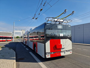 Obří tříčlánkový trolejbus z Plzně má téměř 25 metrů, brzy bude vozit cestující v Praze na letiště