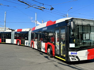 Obří tříčlánkový trolejbus z Plzně má téměř 25 metrů, brzy bude vozit cestující v Praze na letiště