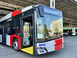 Obří tříčlánkový trolejbus z Plzně má téměř 25 metrů, brzy bude vozit cestující v Praze na letiště