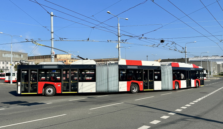 Obří tříčlánkový trolejbus z Plzně má téměř 25 metrů, brzy bude vozit cestující v Praze na letiště